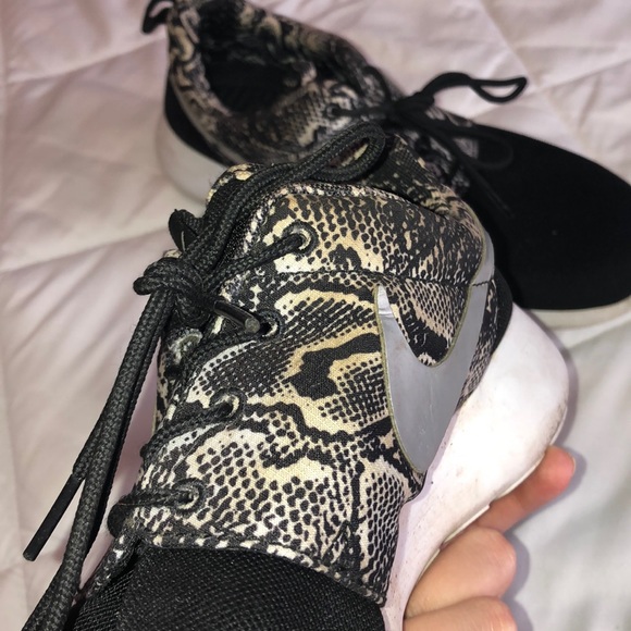Nike Roshes, black & white. - Picture 2 of 4